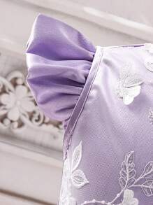 SHEIN Rochie drăguță cu mânecă șapcă cu decor floral 3D pentru fetiță