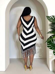 Slaydiva فستان كنزة ذو رقبة على شكل حرف V وأطراف متدلية، بلون أبيض وأسود عصري، موسم 2025 ، تصميم كاجوال محدود البساطة، مقاسات كبيرة