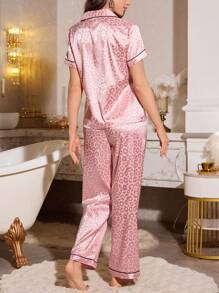 LuxeNights 口袋刺绣豹纹仿丝翻领短袖上衣和裤子睡衣套装 - 粉色 - 查看 2
