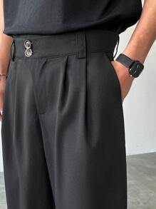 Claim Dot 男士休闲日常穿着，这款高级小众黑色复古宽松西装裤，腰部饰有双扣细节。适合音乐节和日常穿着，是送给男友或丈夫的绝佳礼物，完美诠释了Y2K风格。男士简约风格西装裤，正面纽扣口袋，休闲日常穿着，黑色阔腿裤。 - 黑色 - 查看 5