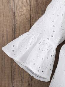 SHEIN Vestido con cuello en V blanco calado y bordado, de múltiples capas y bajo dividido en A para niñas preadolescentes. Estilo primavera/verano adecuado para el Ramadán, vacaciones familiares, fiestas nacionales, uso diario, ropa de casa, festivales, reuniones familiares y ocasiones especiales. Combina con looks de hermanas, primavera y verano, lindo, elegante, dulce, vintage y de moda. Ideal para combinar madre-hija.