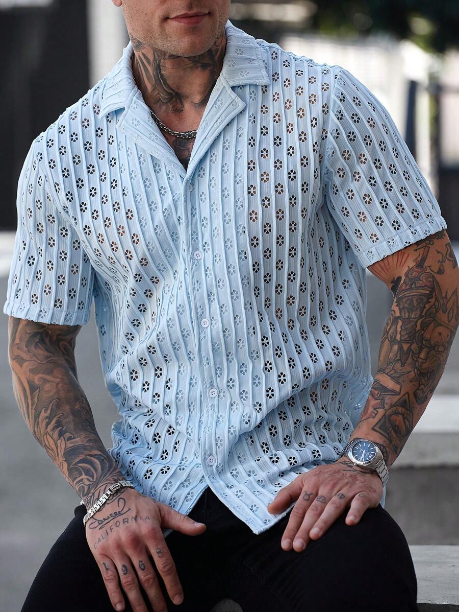 Manfinity RSRT 男士休闲日常穿搭，海滩度假，波西米亚海岛风：INS 同款浪漫优雅浅蓝色领短袖衬衫，饰有精致花卉图案。纽扣前襟设计，是春夏清爽上衣的理想之选。非常适合夏威夷海滩度假和情人节情侣穿着，也是送给男友、女友或丈夫的绝佳礼物。 - 藍色 - 查看 1