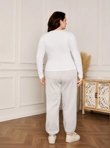 SHEIN Set 2 bucăți Plus Size, ținută nouă de toamnă/iarnă, top cu mânecă lungă cu decolteu în V, cu element de design, elastic, mulat, pantaloni din stofă pulover, casual, îmbrăcăminte sport, comozi, top alb, pantaloni bej, set casual sport elegant, asortat în familie, fiica mamei - Multicolor - Vizualizare 2