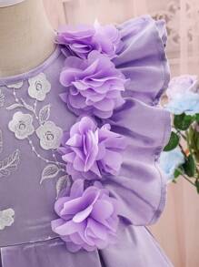 SHEIN Rochie drăguță cu mânecă șapcă cu decor floral 3D pentru fetiță