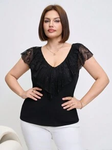 SHEIN Clasi T-shirt grande taille élégant de couleur unie avec empiècement en dentelle et volant à l'ourlet