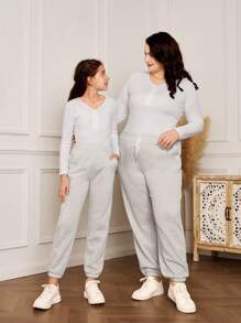 SHEIN Set 2 bucăți Plus Size, ținută nouă de toamnă/iarnă, top cu mânecă lungă cu decolteu în V, cu element de design, elastic, mulat, pantaloni din stofă pulover, casual, îmbrăcăminte sport, comozi, top alb, pantaloni bej, set casual sport elegant, asortat în familie, fiica mamei - Multicolor - Vizualizare 1