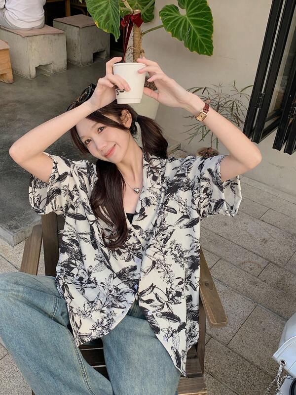 DAZY Women's All-Over Floral Print Short Sleeve Button-Up Casual Shirt
