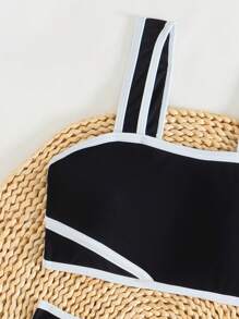 SHEIN Conjunto de traje de baño para niñas preadolescentes, diseño simple con tirantes ajustables, 2 piezas, contraste de color negro y blanco, estilo minimalista y de moda, adecuado para nadar y playa - Blanco y Negro - Ver 5