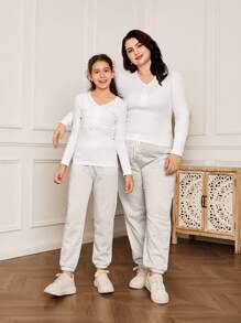 SHEIN Set 2 bucăți Plus Size, ținută nouă de toamnă/iarnă, top cu mânecă lungă cu decolteu în V, cu element de design, elastic, mulat, pantaloni din stofă pulover, casual, îmbrăcăminte sport, comozi, top alb, pantaloni bej, set casual sport elegant, asortat în familie, fiica mamei - Multicolor - Vizualizare 4