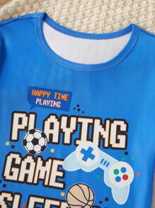 青少年男孩 3 件套家居服套装：短袖上衣、短款和长款紧身裤。顶部印有蓝色足球、篮球、游戏机