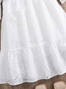 SHEIN Vestido con cuello en V blanco calado y bordado, de múltiples capas y bajo dividido en A para niñas preadolescentes. Estilo primavera/verano adecuado para el Ramadán, vacaciones familiares, fiestas nacionales, uso diario, ropa de casa, festivales, reuniones familiares y ocasiones especiales. Combina con looks de hermanas, primavera y verano, lindo, elegante, dulce, vintage y de moda. Ideal para combinar madre-hija.