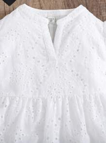 SHEIN Vestido con cuello en V blanco calado y bordado, de múltiples capas y bajo dividido en A para niñas preadolescentes. Estilo primavera/verano adecuado para el Ramadán, vacaciones familiares, fiestas nacionales, uso diario, ropa de casa, festivales, reuniones familiares y ocasiones especiales. Combina con looks de hermanas, primavera y verano, lindo, elegante, dulce, vintage y de moda. Ideal para combinar madre-hija.