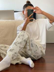 Livesso Conjunto de pijama con top de camiseta holgada de unicolor y pantalones estampados con dibujos florales de líneas en todo el diseño