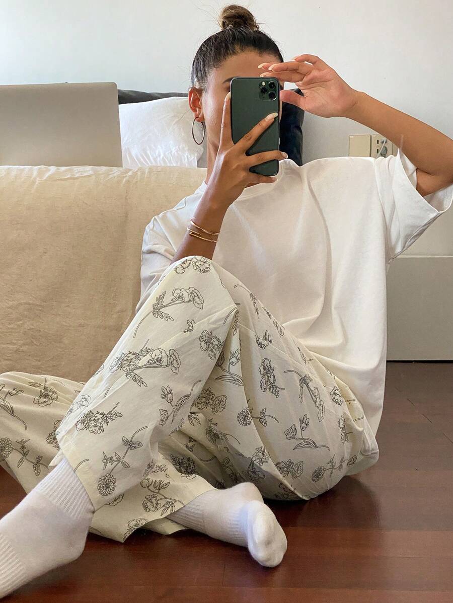 Livesso Conjunto de pijama con top de camiseta holgada de unicolor y pantalones estampados con dibujos florales de líneas en todo el diseño