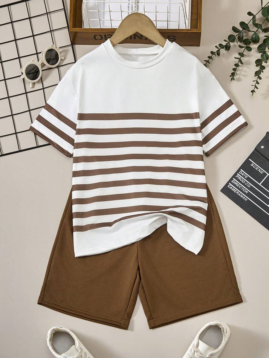 SHEIN Mirajuku Set de 2 piezas de camiseta de manga corta y pantalones cortos casuales minimalistas para niño preadolescente, para uso diario - Marrón - Ver 1