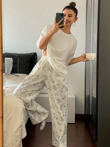 Livesso Conjunto de pijama con top de camiseta holgada de unicolor y pantalones estampados con dibujos florales de líneas en todo el diseño