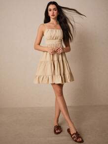 Poéselle 夏季亚麻荷叶边下摆褶裥吊带连衣裙、方领 A 字形背心细肩带连衣裙、乡村核心美学、法式细肩带连衣裙