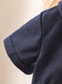 2 pezzi Set polo e pantaloncini per bambino, in colori a contrasto blu navy, bianco e giallo, perfetto per uso quotidiano, feste o uscite, per sembrare carino e signorile, abbigliamento estivo, costume da bagno
