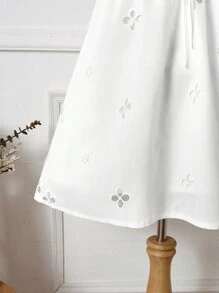 SHEIN Unity 度假风方领前中 V 褶饰腰部镂空刺绣花卉短款连衣裙 - 白色 - 查看 3