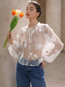 Aveloria Rosie 极简主义设计高端知性优雅白色 3D 花卉镂空性感透明蝴蝶结领带领长袖女式衬衫