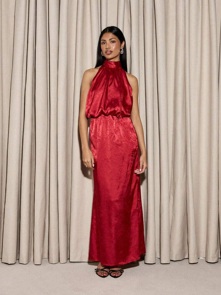 롱 플로위 홀터넥 새틴 맥시 드레스