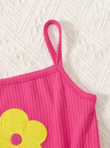 SHEIN 2 件套：牛仔花卉刺绣背心 + 小女孩吊带短裤