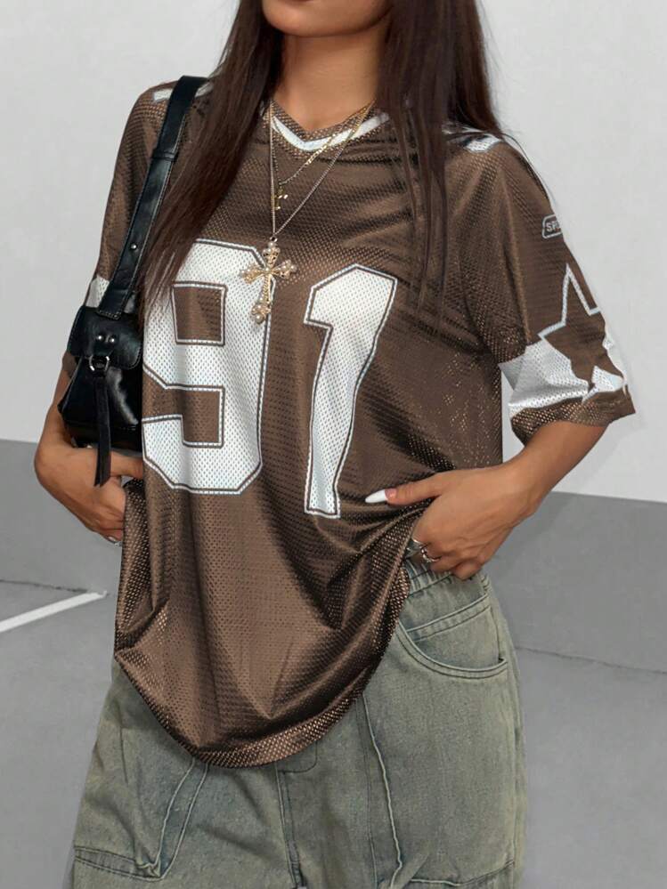 Flirla Camiseta deportiva de mujer con estampado numérico, manga corta, malla y ajuste holgado, blusas gráficas para mujer de primavera/verano