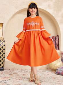 SHEIN Vestido con cuello redondo, mangas de volantes, decoración de cinta de contraste y bordado suelto para niñas preadolescentes - Naranja - Ver 3