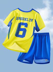 SHEIN Tween-Jungen Sportliches Netzset mit Buchstaben und Zahlen in bunten Grafiken, kurzärmlige Shorts mit Rundhalsausschnitt, geeignet für Fußball, Basketball, lässiger, sportlicher Chic, weich und bequem, perfekt für Herbst, Frühling, Sommer, vielseitig für den Alltag, zum Spielen im Freien, für die Schule, Streetwear, Partys und zum Entspannen. - Verschiedenfarbig - Übersicht 2