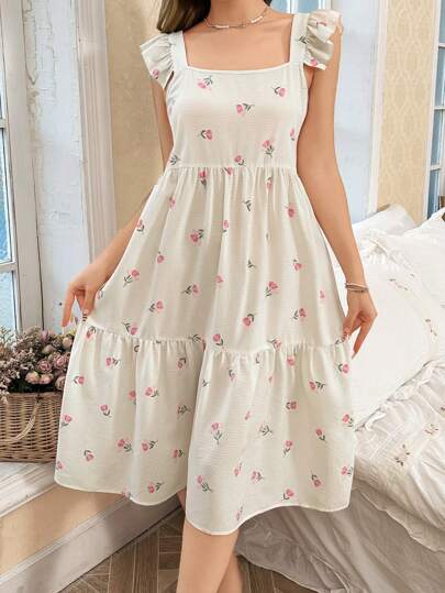 CottageSlumber CottageSlumber Camisón de mujer de crepé con cuello cuadrado, volantes en el bajo, estampado floral romántico. Detalles acogedores y elegantes para la temporada de vacaciones, esplendor floral abundante.