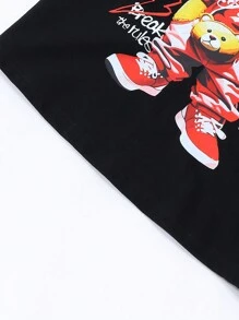 SHEIN Conjunto de 2 piezas para niños preadolescentes de estilo urbano callejero: Camiseta negra con estampado de oso rojo y pantalones cortos de mezclilla desgarrados y desgastados con cremallera en la cintura, longitud hasta la rodilla, en lavado claro