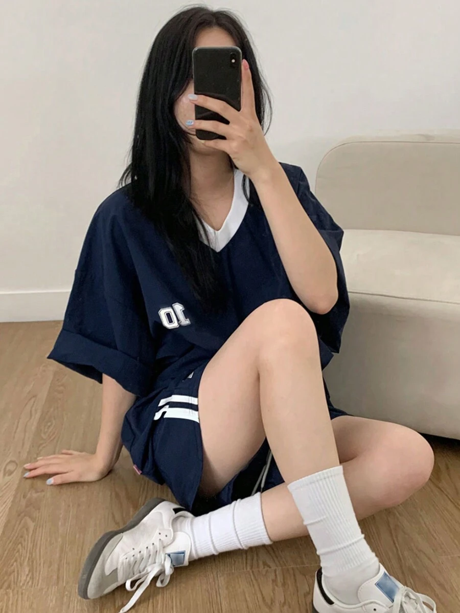 DAZY Bộ đồ thể thao nữ gồm 2 món: áo crop top cổ chữ V in số phối màu tương phản, thích hợp cho mùa xuân và hè, màu xanh navy, kiểu dáng ngắn, thích hợp mặc ở nhà. - Màu xanh hải quân - Xem 1