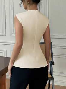 Gloray 优雅时尚方领无袖露背短款上衣，修身设计 - 杏色 - 查看 2