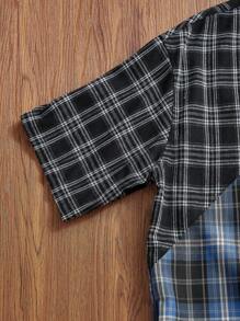 SWAVVY Camisa de manga corta para hombres, bloqueo de color negro y azul con diseño de patchwork y corte de forma