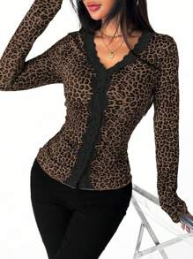 Lureya T-shirt à manches longues ajusté avec imprimé léopard, patchwork et garniture en dentelle. Imprimé guépard graphique. Hauts pour femmes pour le printemps