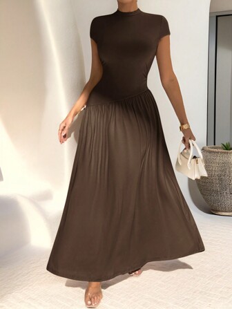 Firerie Elegantes minimalistisches Alltagskleid mit asymmetrischem Saum, figurbetont, mit Kragen und Kurzen Ärmeln, A-Linie