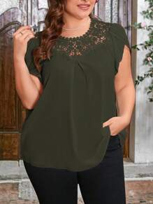 SHEIN Clasi Blusa de manga corta con talla grande, unicolor, con encaje y aplicación floral de contraste