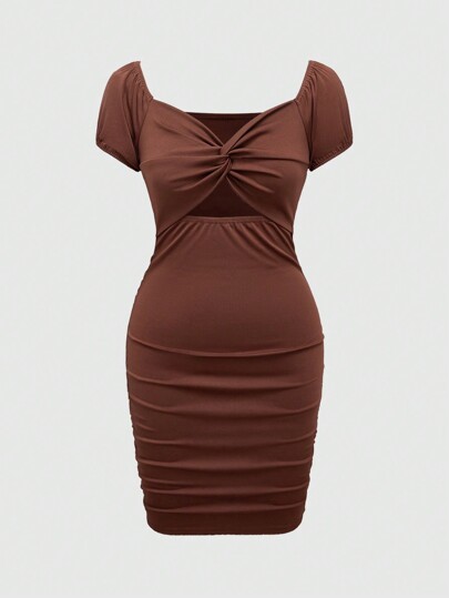 فستان ضيق صغير جذاب بتصميم مفتوح وملتوي