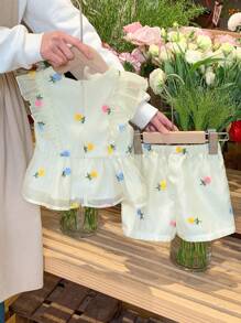 SHEIN LMoss Kids LMoss 2 件装女婴碎花编织衬衫和短裤套装 - 杏色 - 查看 2