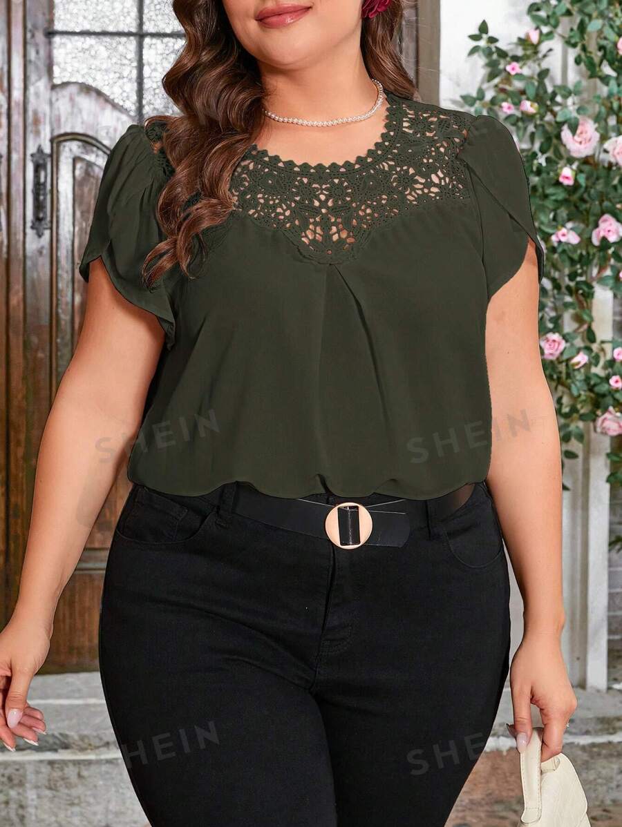 SHEIN Clasi Blusa de manga corta con talla grande, unicolor, con encaje y aplicación floral de contraste