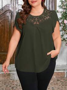 SHEIN Clasi Blusa de manga corta con talla grande, unicolor, con encaje y aplicación floral de contraste