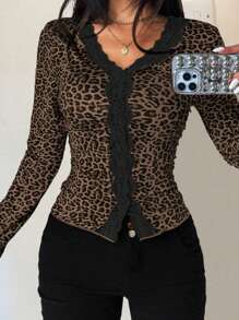 Lureya T-shirt à manches longues ajusté avec imprimé léopard, patchwork et garniture en dentelle. Imprimé guépard graphique. Hauts pour femmes pour le printemps