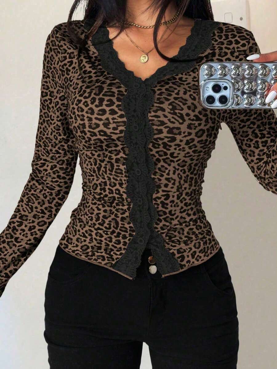 Lureya T-shirt à manches longues ajusté avec imprimé léopard, patchwork et garniture en dentelle. Imprimé guépard graphique. Hauts pour femmes pour le printemps