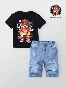 SHEIN Conjunto de 2 piezas para niños preadolescentes de estilo urbano callejero: Camiseta negra con estampado de oso rojo y pantalones cortos de mezclilla desgarrados y desgastados con cremallera en la cintura, longitud hasta la rodilla, en lavado claro