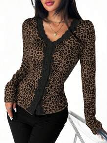 Lureya T-shirt à manches longues ajusté avec imprimé léopard, patchwork et garniture en dentelle. Imprimé guépard graphique. Hauts pour femmes pour le printemps