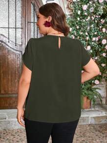 SHEIN Clasi Blusa de manga corta con talla grande, unicolor, con encaje y aplicación floral de contraste