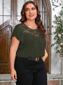 SHEIN Clasi Blusa de manga corta con talla grande, unicolor, con encaje y aplicación floral de contraste