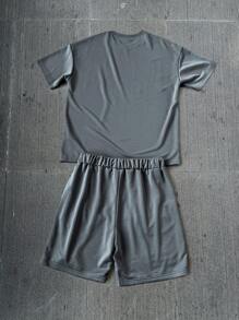 Manfinity EMRG Conjunto de camiseta de manga corta casual y pantalones cortos con estampado de retrato y letra para hombres, convirtiéndolo en una excelente idea de regalo para novios o esposos. Conjunto de camiseta INS madura y casual para hombres, con un estilo de rock retro como tema, impreso con retratos de personajes clásicos y patrones de fuente, combinado con números simples y elementos en inglés. El estilo general es fresco y a la moda, adecuado para deportes al aire libre y ocasiones de ocio.