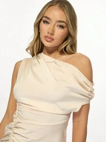 MISSGUIDED 不对称单肩迷你连衣裙，黑色蕾丝边饰，侧边褶皱细节，适合派对晚宴穿着，优雅修身设计 - 杏色 - 查看 3