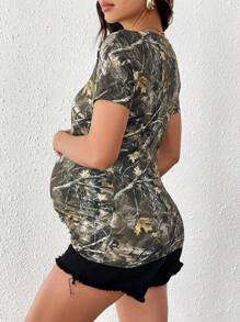 SHEIN Camiseta de maternidad de ajuste ceñido, de cuello de pico, de manga corta, con estampado de ramas